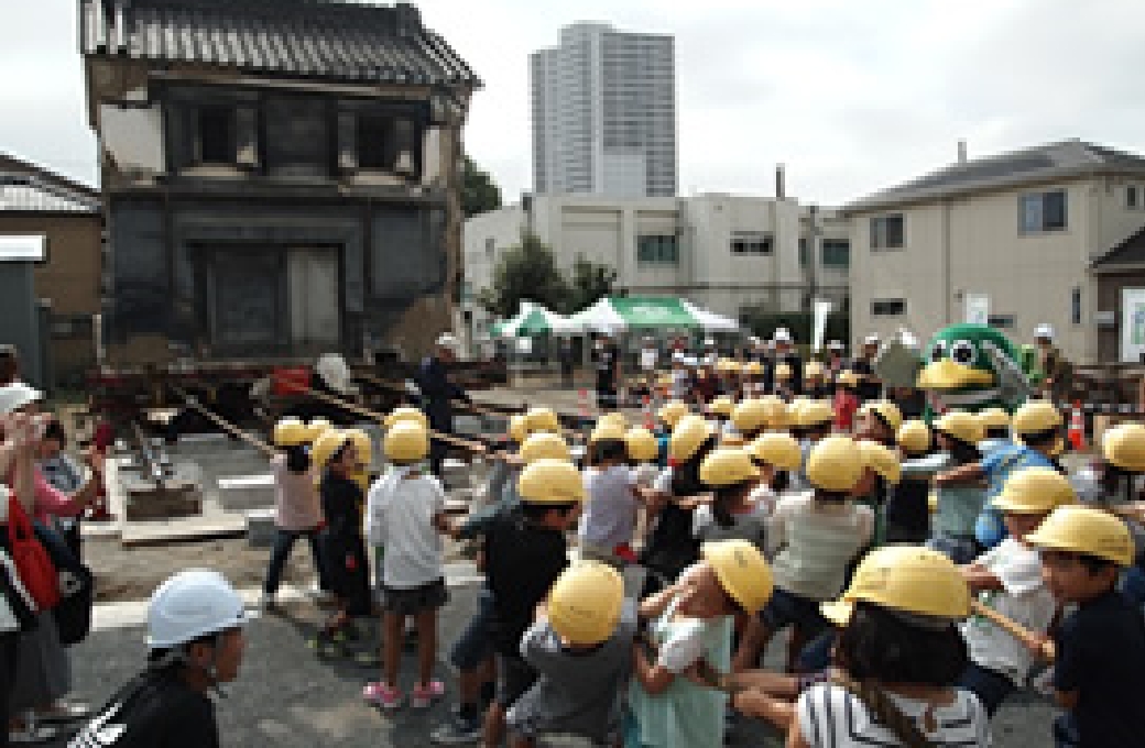 郷土愛を育むことを目的に、地元の小学生が蔵ごと持ち上げて別の場所に移す「曳家」を体験