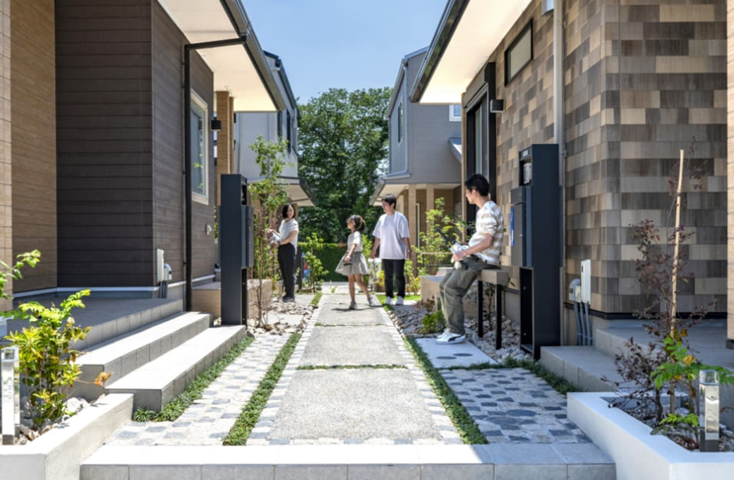 上部を奥行きの深い庇で覆い、ベンチを設けて溜まり場を各所に設けたフットパス