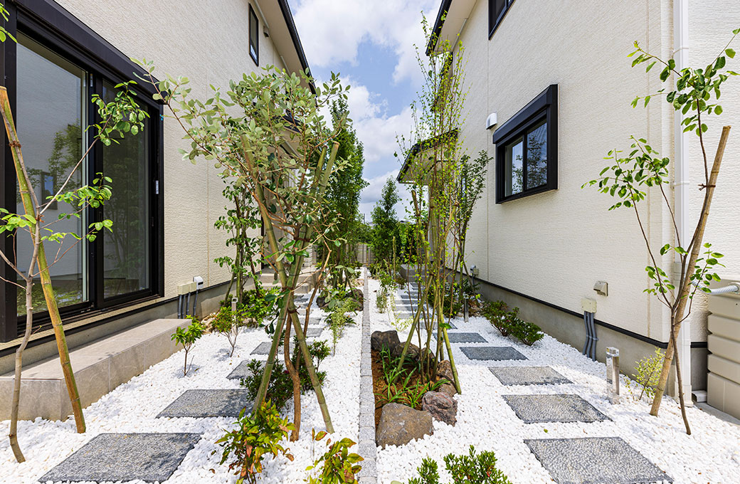 互いに隣り合う敷地境界線側の通り庭