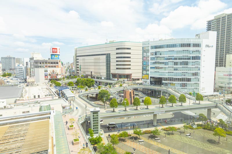 ペデストリアンデッキが広がる、「川口」駅前