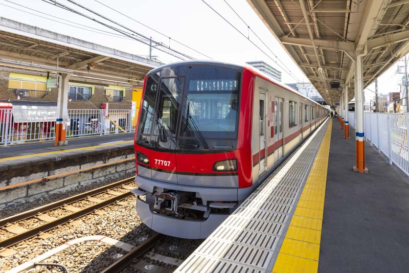 「大袋」駅に停まる、東武スカイツリーライン（伊勢崎線）
