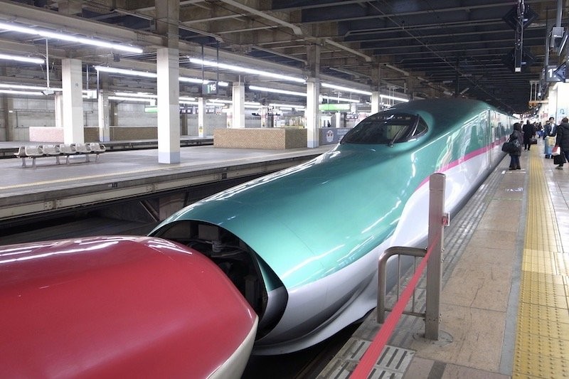 「大宮」駅に停車する新幹線