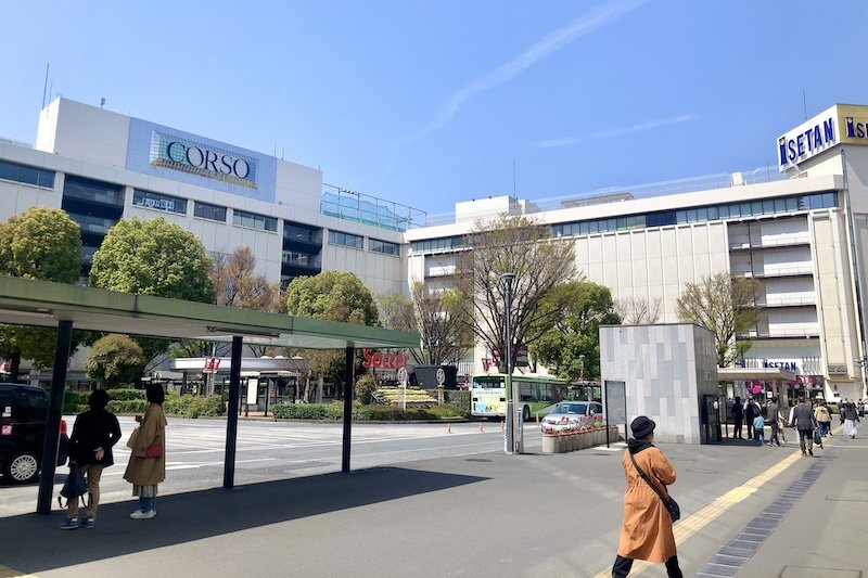 「浦和」駅西口駅前広場と立ち並ぶ商業施設