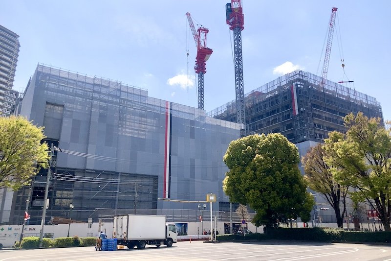 「浦和」駅西口から見た工事中の「浦和カルエ」（撮影：2025/04）