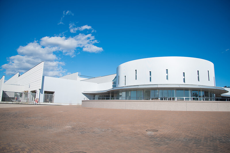 「八千代市立図書館」