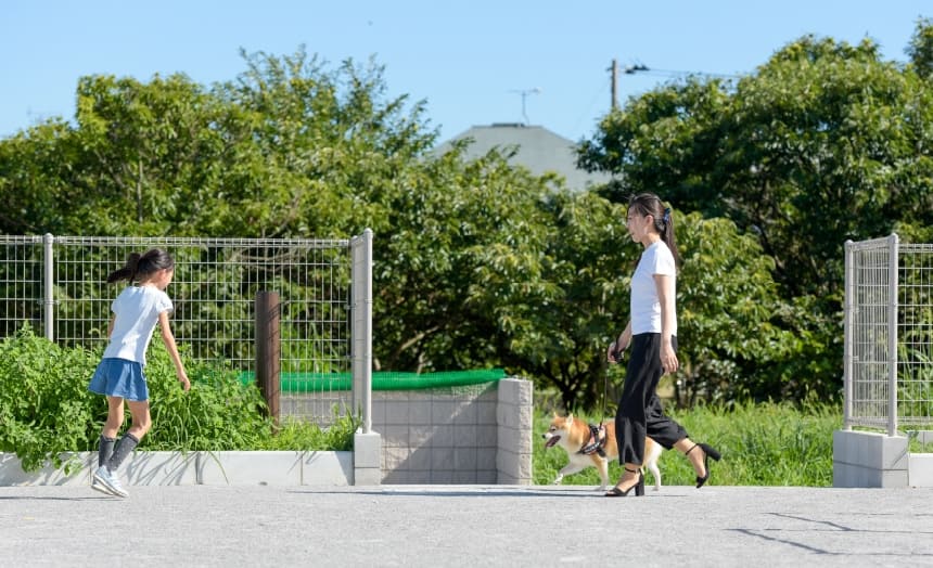 街区内公園で遊ぶ親子