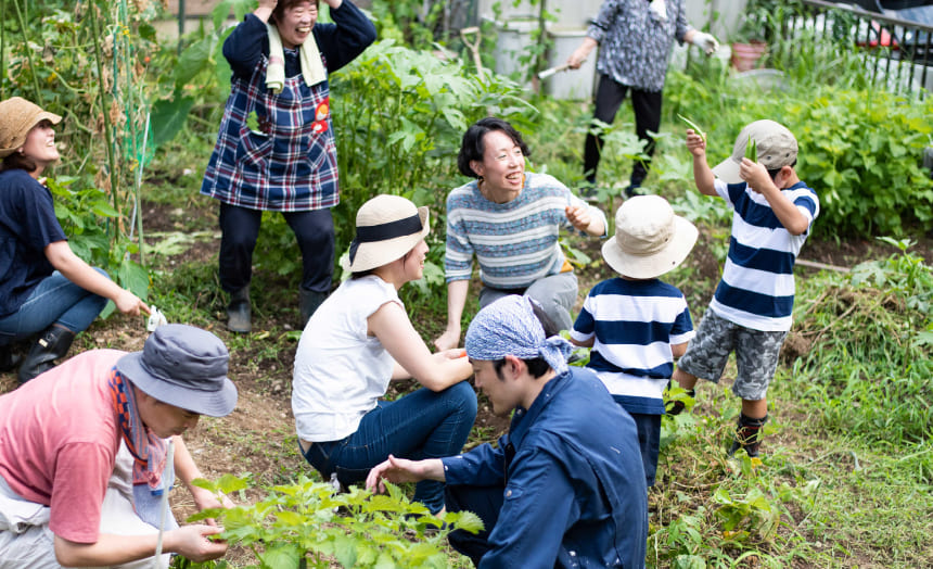 市民農園で農作業を楽しむ住民と地域の農家